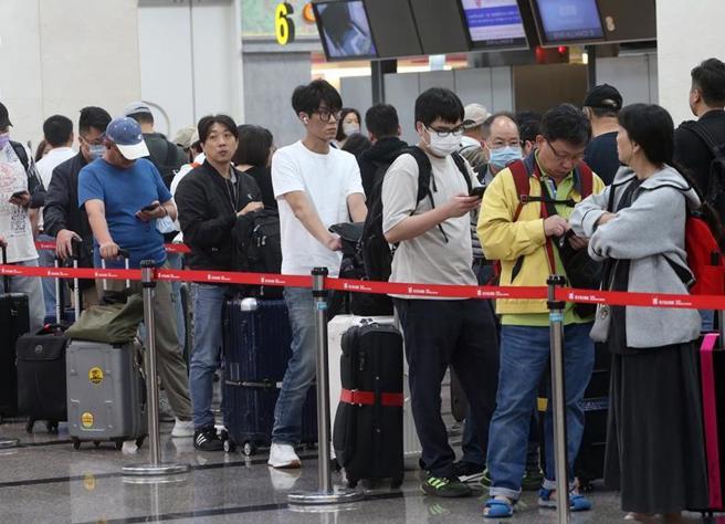 国人进出国频繁，许多高阶商务客为避免排队久候，会选择机场快速通关服务。图为台北松山机场排队等候出境之旅客。（中时资料库提供）