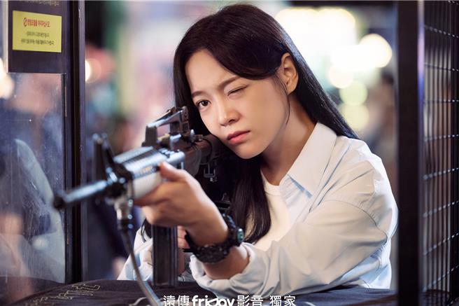 金世正饰演把隐藏感情视为理所当然的「超热情」酒类公司销售女王。（friDay影音提供）