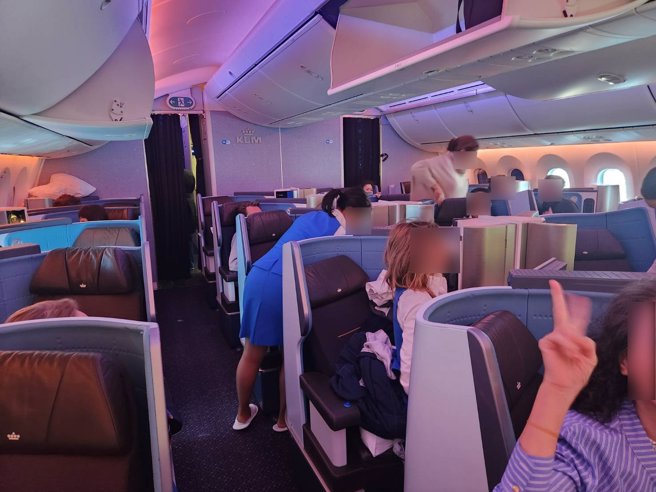 旅客指控商务舱位置遭荷航机组人员占用，让他们相当气愤。（旅客提供）