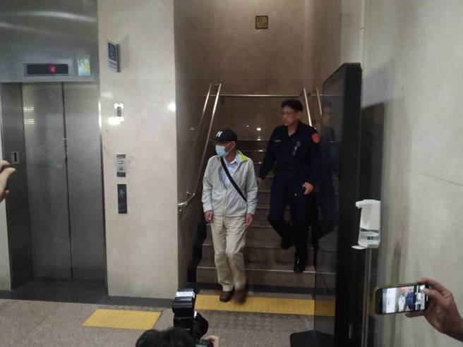 证人张哲扬请回，走出来时只说了「没事、谢谢」就离去。（陈志贤摄）