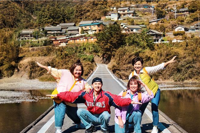 张轩睿（左二）跟着3位姐姐出游。（桂田文化艺术基金会、桂田文创提供）