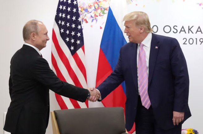 2019 年，普丁与川普共同出席日本大阪举行的G20峰会。川普多次说过，他与普丁的交情很好。(图/路透社)