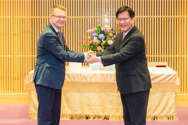 外交部长林佳龙今日颁赠睦谊外交奖章予立陶宛前卫生部长杜启思博士。（取自林佳龙脸书）