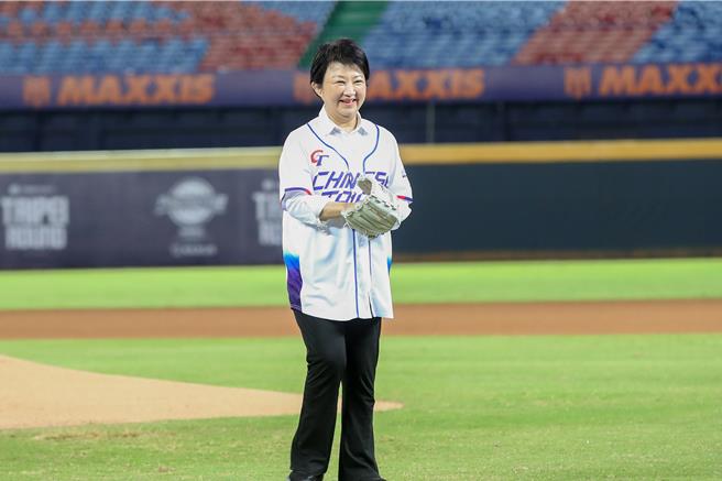 台中盧秀燕6日晚間出席世界12強棒球錦標賽自辦熱身賽，擔任開球嘉賓。（馮惠宜攝）