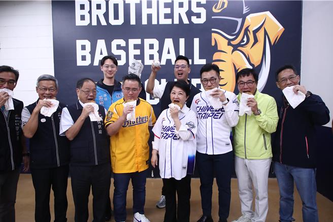 台中盧秀燕6日晚間出席世界12強棒球錦標賽自辦熱身賽，擔任開球嘉賓。（馮惠宜攝）