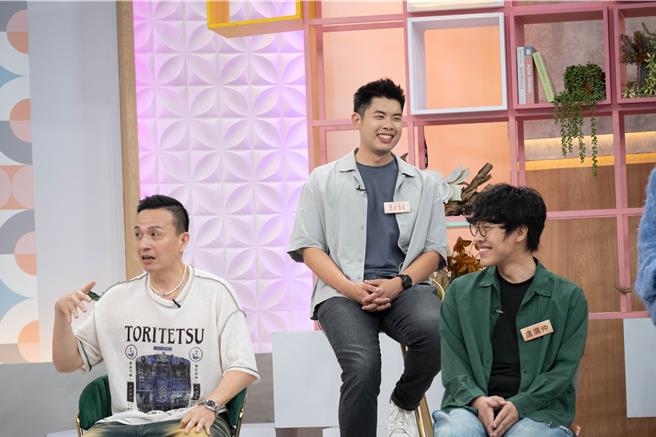 小钟（左）说着过去跟詹惟中老师爬山的经验。（东森综合台提供）