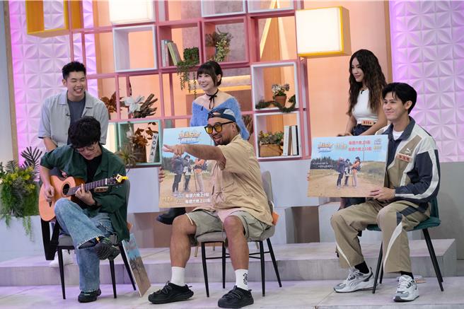 卢广仲（前排左起）、美丽本人、李玉玺一同上节目宣传。（东森综合台提供）