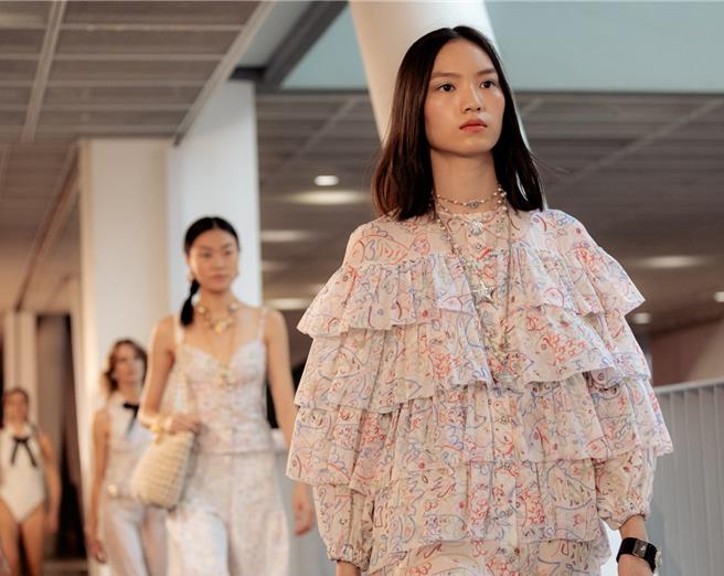 度假系列移師香江，再現CHANEL風姿綽約身影。（CHANEL提供／黃唯淯台北傳真）