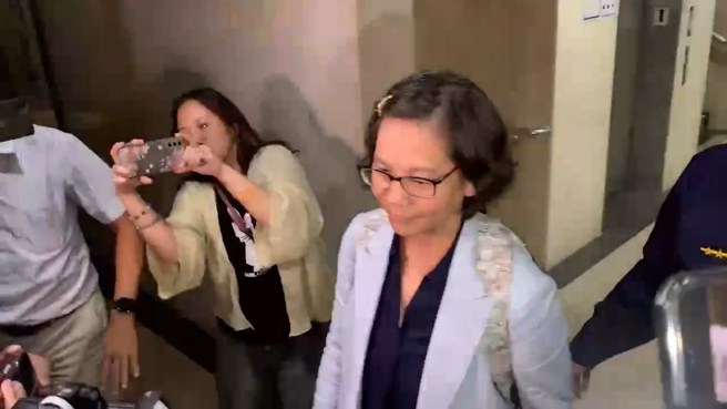 蔡璧如被請回，神情略顯疲態。（翻攝畫面）