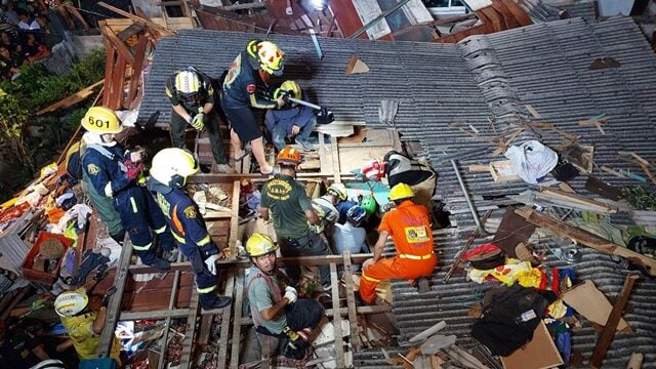 泰国曼谷一间木屋长期遭白蚁啃食，女屋主又不愿意搬家，最终房屋倒塌把自己压伤。（翻摄星洲网）