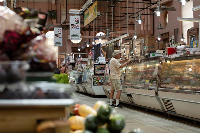 川普重回白宮主政，美國物價有可能因新政策推出而再升高。圖為一名男性在美國華盛頓州市場購物。（圖／路透社）