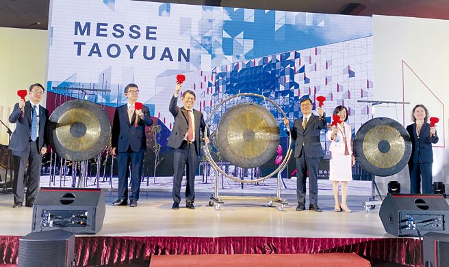 桃園會展中心由經濟部政務次長陳正祺（右三）、國際貿易署署長江文若（右二）、安益集團董事長涂建國（左三）與貴賓，一同敲鑼正式啟用。圖／陳宗慶