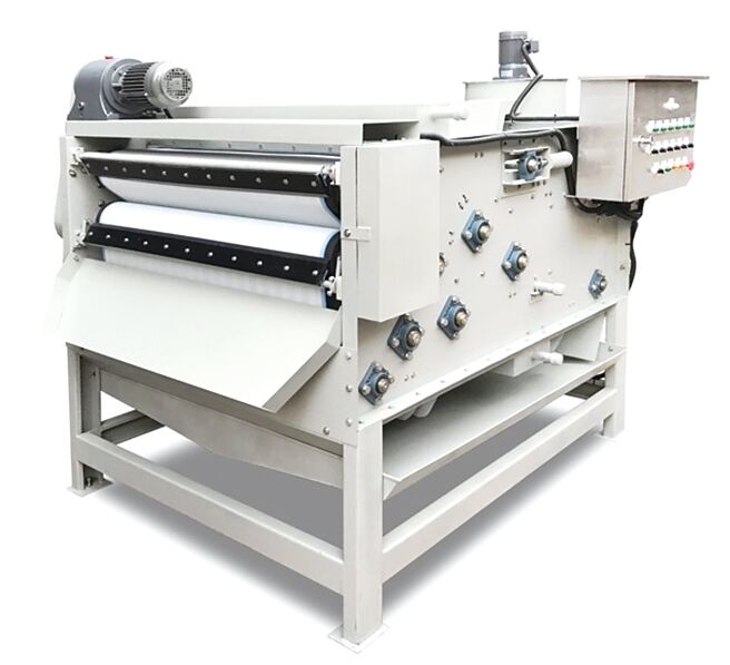 順琿製造的帶濾式污泥脫水機具有環保、省電、產業面應用廣等優點。圖／業者提供