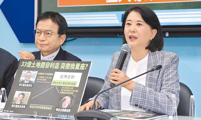 国民党立委王鸿薇（右）、赖士葆（左）5日召开记者会，王鸿薇爆料，让毫无金融背景的吕政璋以「赖友友」的关系，差点当上农业金库董座，现在又无预警把台湾金联董座施俊吉拔官，就为了酬庸吕政璋。（黄世麒摄）