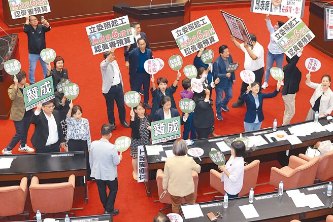 立法院5日针对中央政府总预算案是否付委进行投票，遭蓝白六度封杀，过程中民进党立委高举「我要审预算」、「蓝白不要挡预算」扇子。（杜宜谙摄）