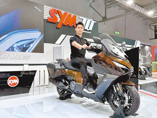 三陽董事吳奕成5日在米蘭車展發表休旅重機旗艦車款「靈獸」車系的最後一款車「靈龜（TTLBT）」，宣告該車系四大靈獸集結完成。（三陽提供／黃琮淵台北傳真）