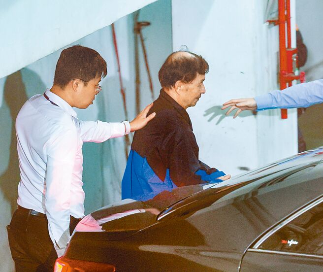 台北地檢署偵辦京華城案，台北地院認定前台北市長柯文哲等6人涉犯貪汙收賄、圖利等罪，有勾串之虞，裁定延長羈押，檢方5日提訊在押的台北市前副市長彭振聲（左二）到庭。（郭吉銓攝）