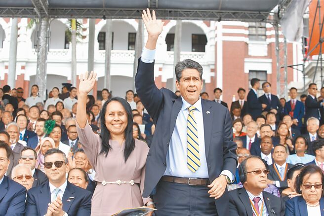 图为帛琉总统惠恕仁（右）出席我国总统就职典礼。（台北市摄影记者联谊会提供）