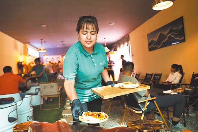 中国10月服务业加快扩张，供需同步改善。图为新疆和田一家餐饮店。（新华社）