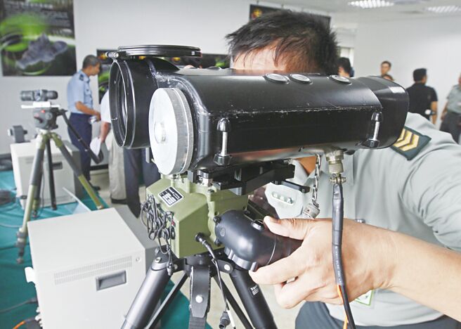 国防部军备局401厂公开研制的TS102式多功能雷观机，具有热像仪、测距仪与方位仪三项功能。（本报资料照）
