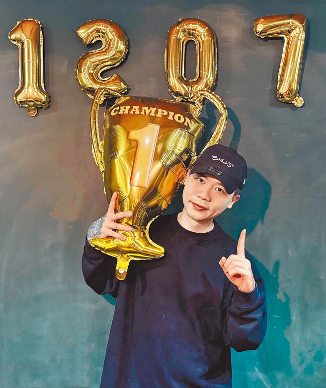 蕭秉治慶祝演唱會完售，新專輯即將發行。（相信音樂提供）