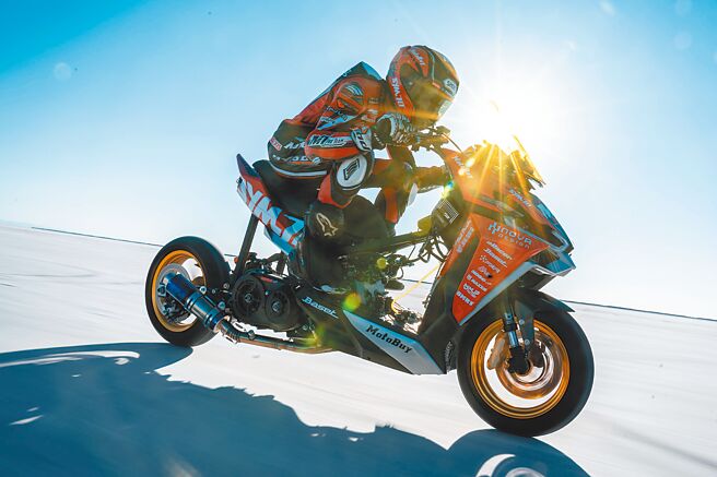 SYM征服Bonneville Speedway極限賽道，以206km/h創下1.6公里500cc級距、四行程CVT傳動摩托車的最速紀錄。（三陽提供）