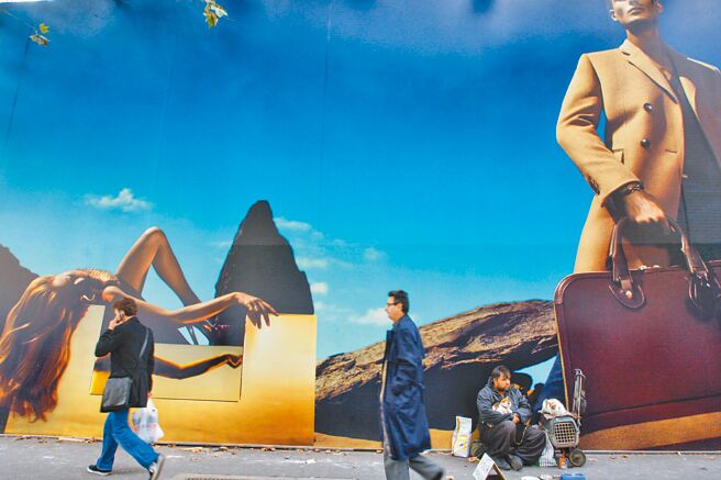 長途旅行動輒十天以上，該怎麼帶衣物，讓旅人費盡心思。（鄧博仁攝）