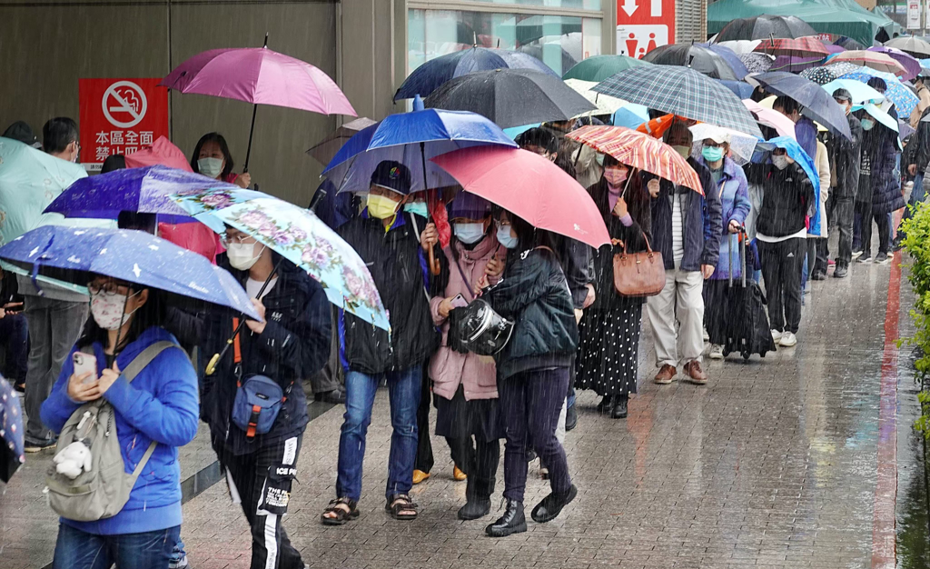 颱風外圍雲系挾雨彈炸4地！周末高溫飆30度 下周冷空氣再襲