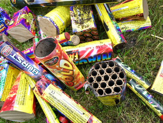 印度男挑戰「煙火爆菊」 賭一輛電動三輪車 下秒把自己炸死