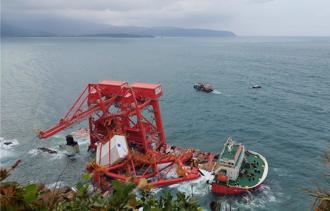 陆籍货轮搁浅野柳抽油受阻 航港局协调大型工作船 明抵基隆港