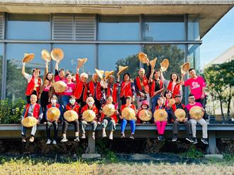 华山基金会立冬「割稻爱」 传递温情助孤老