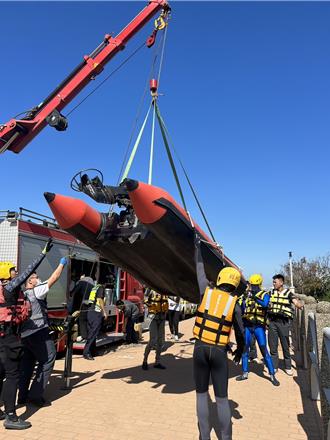 台中採蚵男落水搞烏龍 闖管制區逃匿警消疲奔命