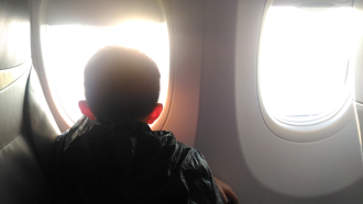 太離譜！搭機空中直擊「行李撞螺旋槳」 問題出在這扇門