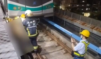高雄橋頭捷運站女子突落軌　遭列車撞擊傷重送醫