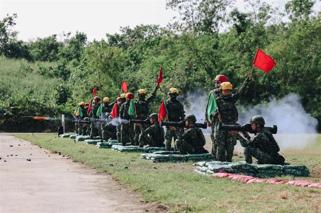 陆军步兵第137旅步1营昨日于基地战力鑑测中，由1年期义务役役男实施红隼火箭弹实弹射击，验证官兵反装甲武器射击成效，提升部队不对称作战能力。
（记者袁铭骏摄）