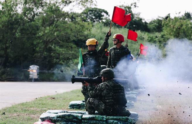  国防部昨日于陆军部队训练南区联合测考中心，举办「义务役基地战力鑑测—红隼火箭弹实弹射击」媒体邀访活动。（记者袁铭骏摄）