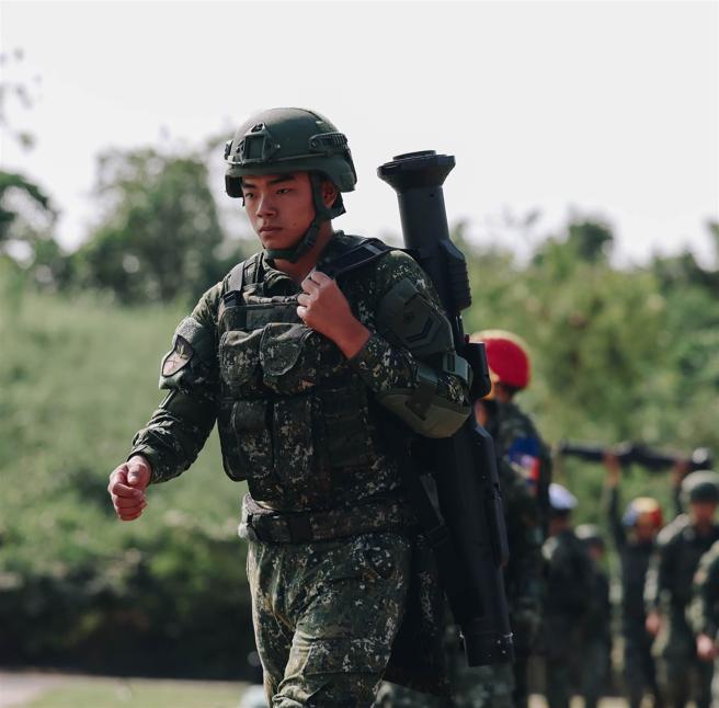  陆军步兵第137旅步1营昨日实施红隼火箭弹实弹射击，验证义务役役男训练成效。（记者袁铭骏摄）