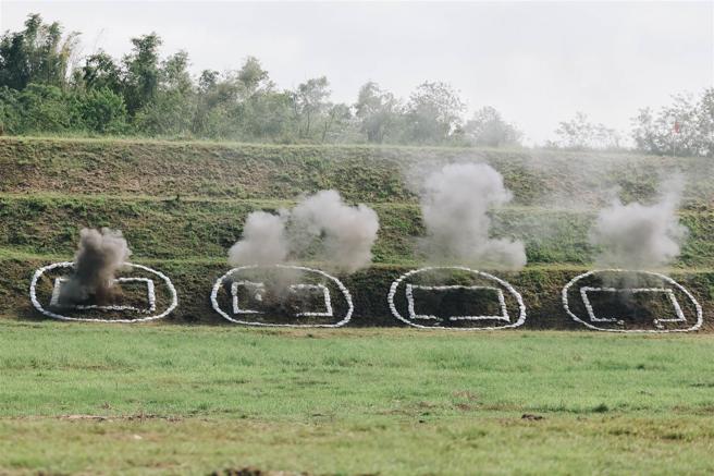  1年期义务役役男昨日进行「义务役基地战力鑑测—红隼火箭弹实弹射击」。（记者袁铭骏摄）