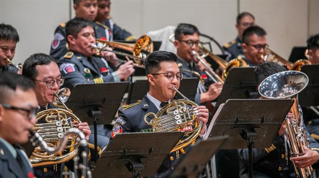 国防部示范乐队与陆、海、空军乐队共同演出，带给观眾精采绝伦的乐曲。（记者林睿奕摄）