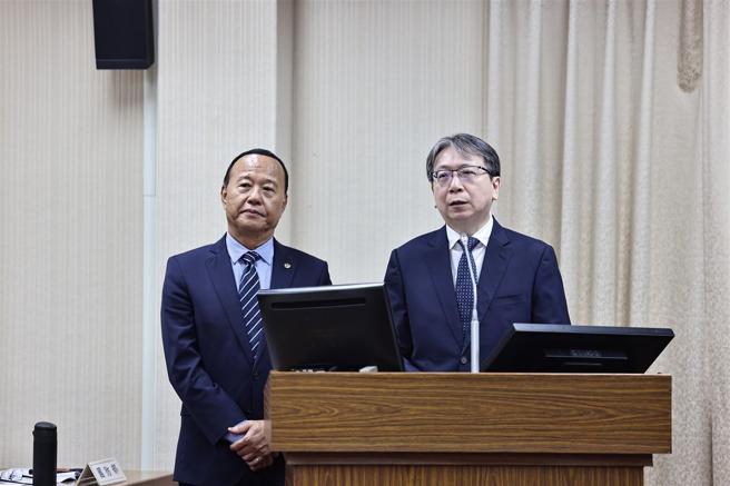 國安局長蔡明彥（右）與國防部副部長柏鴻輝，出席立法院專案報告時指出，政府須綿密掌握區域情勢發展，並加強與國際友盟的合作，確保臺海地區和平穩定。（記者劉宸瑋攝）