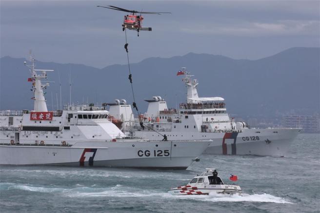  海洋委员会自今年起，将每年11月8日定为「海巡节」，表彰海巡英雄无私奉献。（本报资料照）