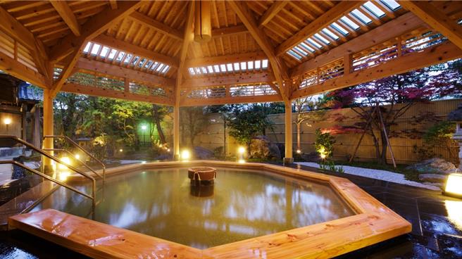 新瀉縣「摩周月岡溫泉」的翠綠硫磺露天溫泉以木質建築搭配庭園景觀，打造日式雅致氛圍。（業者提供）