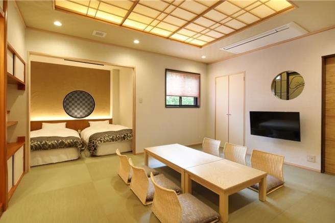 熊本縣「濱膳旅館」客房保留日式傳統及融入現代化的舒適，旅客可選擇在客房內用餐，享受放鬆的用餐時光。（業者提供）