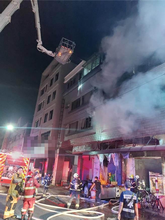 高雄三民区鼎中路今（7）日凌晨0时38分发生火警案，消防获报赶抵，现场为10楼民宅建筑物。（民眾提供／纪爰高雄传真）