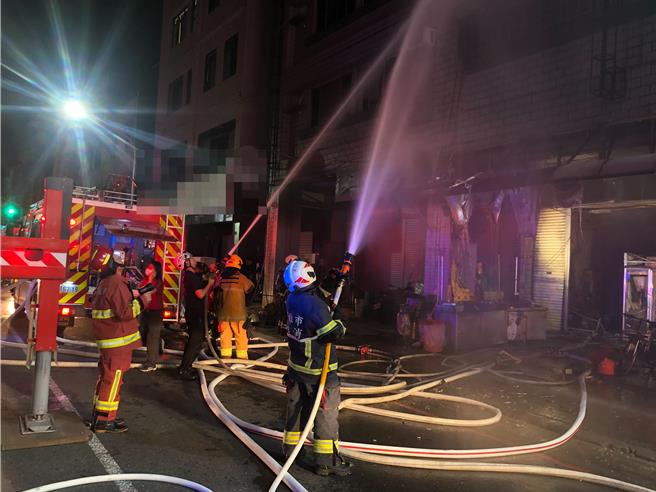 其中1、2、3楼家具和杂物燃烧严重，消防队员赶紧布水线灌救。（民眾提供／纪爰高雄传真）