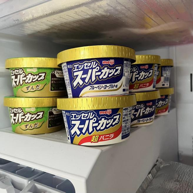 「明治超级杯冰淇淋」推出限时活动，成为超商热门商品。（网友提供／朱世凯台北传真）