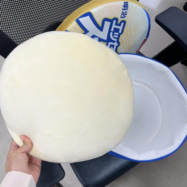 网友称讚「超级杯抱枕」可爱又大，适合当作狗窝。（网友提供／朱世凯台北传真）