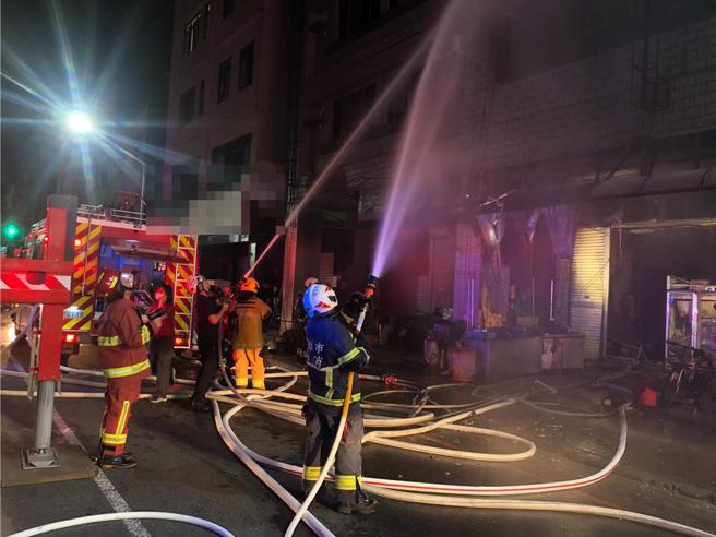 1、2、3樓家具和雜物燃燒嚴重，消防隊員趕緊佈水線灌救。（民眾提供／紀爰高雄傳真）