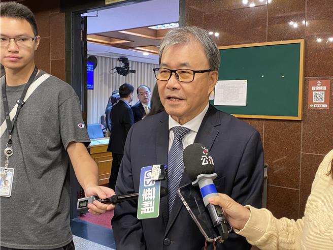 教育部长郑英耀表示，不乐见学校一次让学生带回家6瓶保久乳回家。（林志成摄）