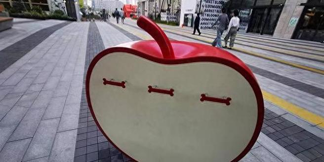 大陸徐匯濱江地區，不少店家設置停狗處。（圖／翻攝自微博）